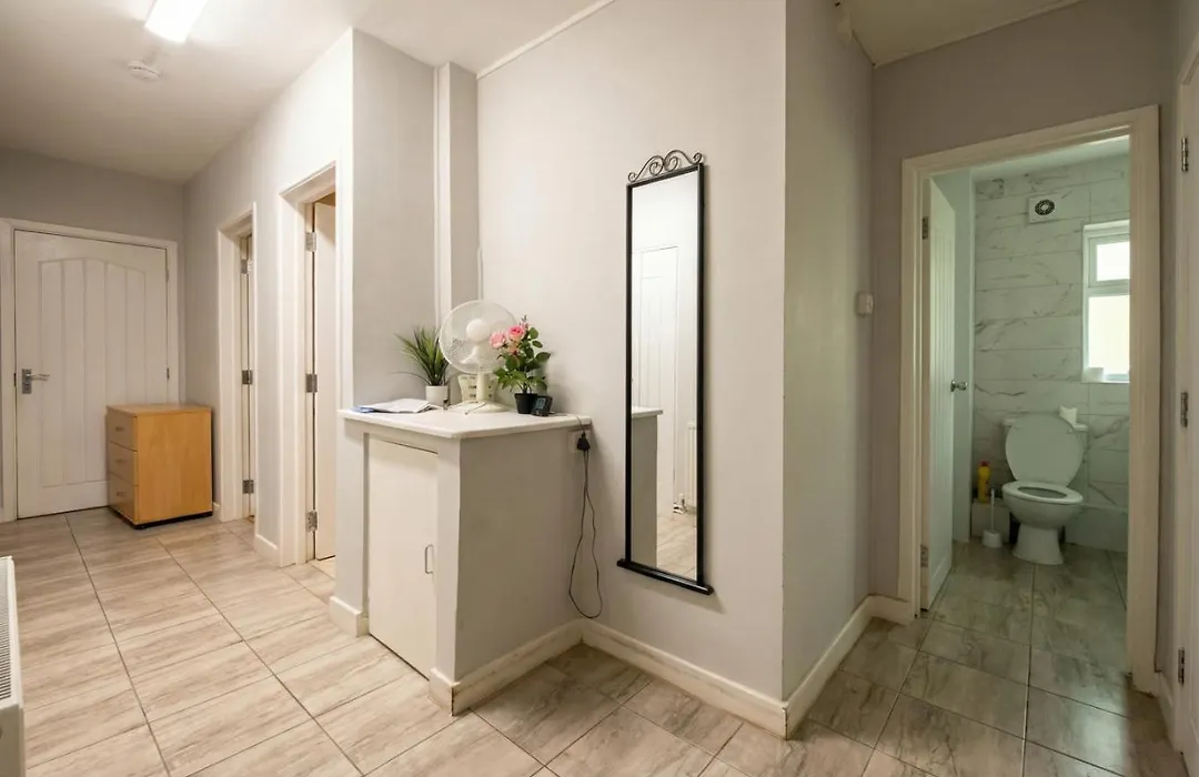 Bright Three Bedroom Home With Free Parking And Wifi-1