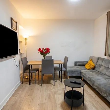 Bright Three Bedroom Home With Free Parking And Wifi-2