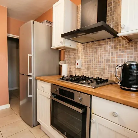Bright Three Bedroom Home With Free Parking And Wifi-3